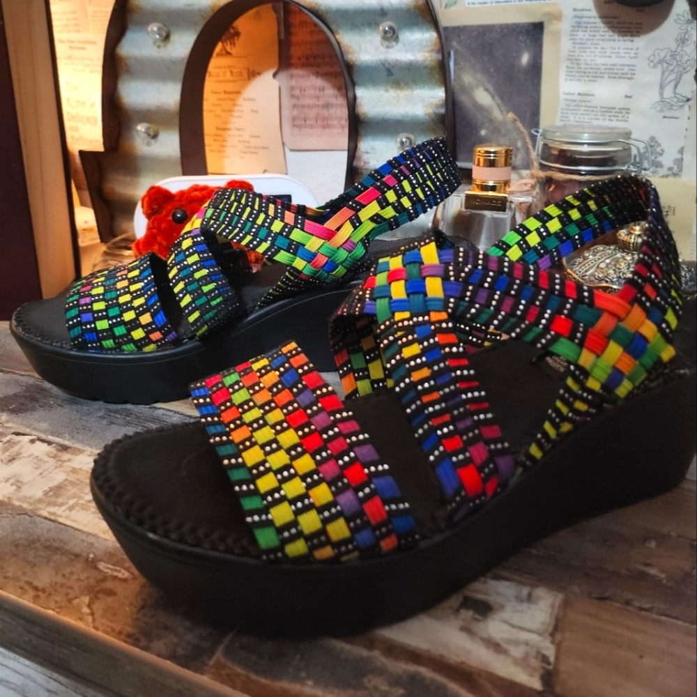 Woven rainbow platforms
